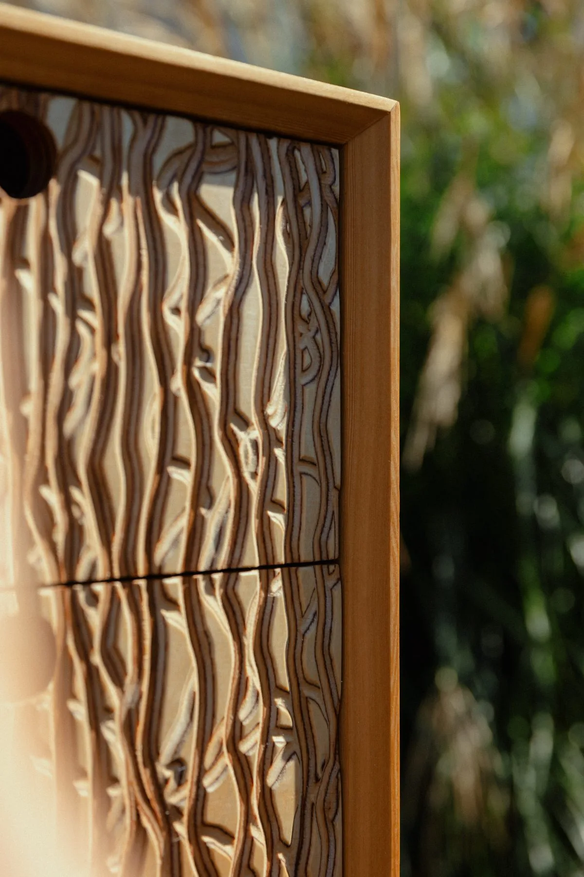 Schrankfront mit gefrästem Relief, das an Holzmaserung erinnert