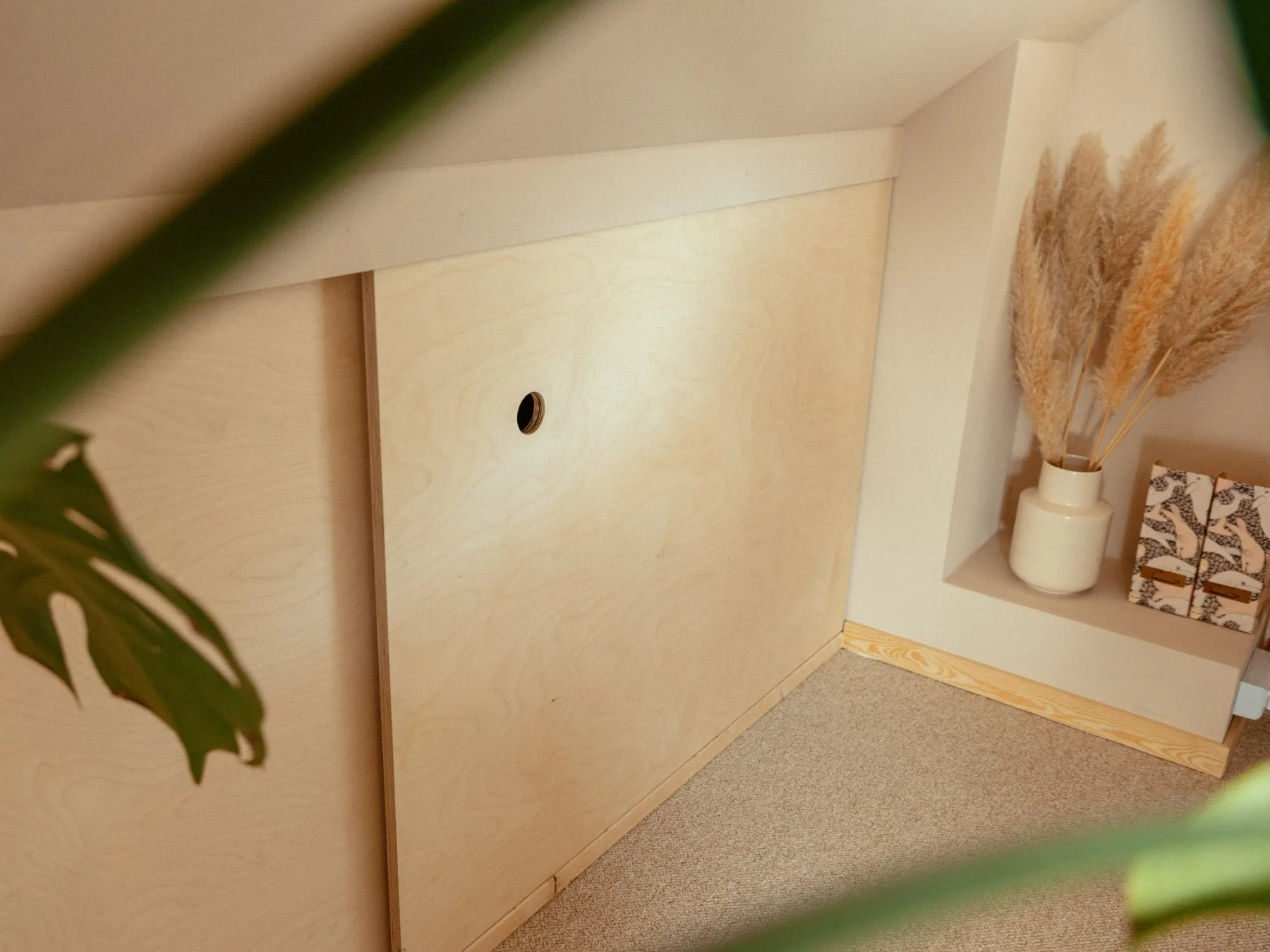 Flächenbündiger Drempelschrank mit Grifflöchern unter der Dachschräge