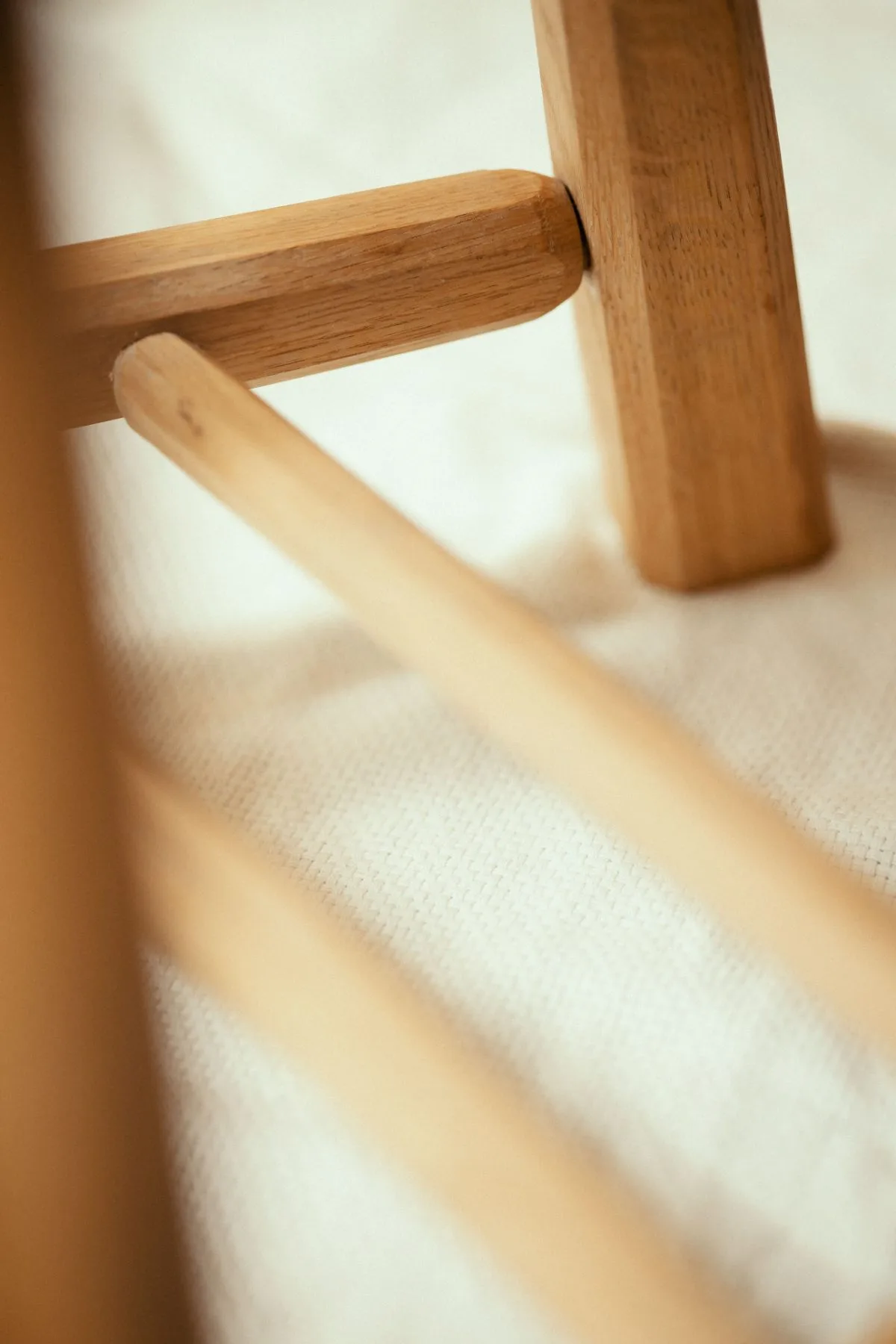 Detail der Schlitz-und-Zapfen-Verbindung am Hocker aus Eiche