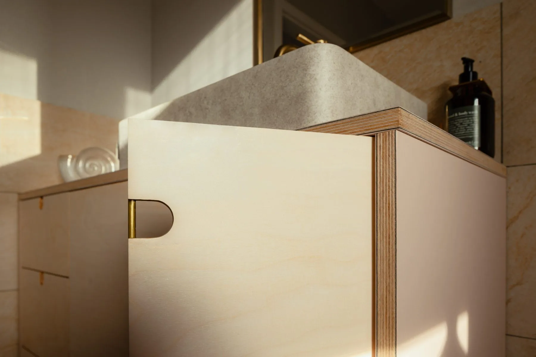 Waschtisch aus Multiplex mit Möbellinoleum, Messingdetails und Betonwaschbecken